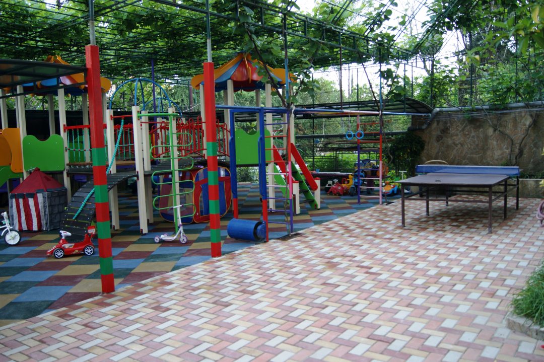 Детская площадка, Гостиница Арго