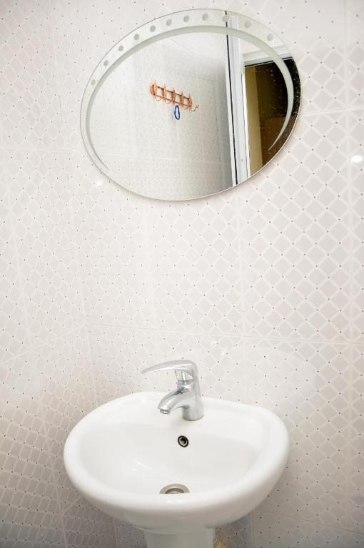 Трехместный (Трехместный номер с ванной комнатой) отеля RIO, Кутаиси