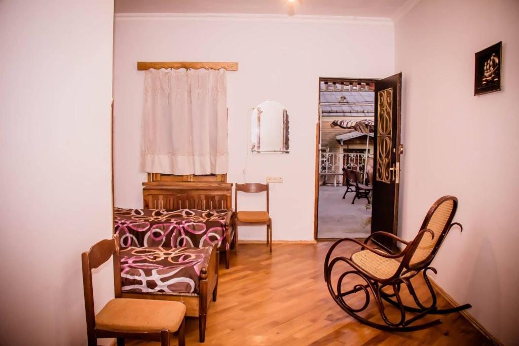 Двухместный (Двухместный номер с 2 отдельными кроватями и собственной ванной комнатой) гостевого дома Имери, Кутаиси
