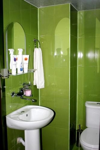 Трехместный (Трехместный номер с ванной комнатой) отеля Санрайз Отель, Кобулети