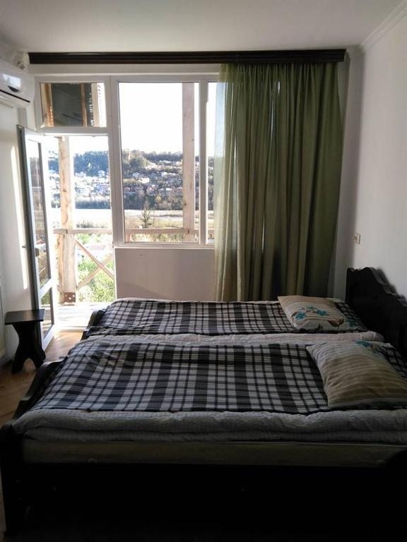 Двухместный (Двухместный номер Делюкс с 1 кроватью или 2 отдельными кроватями, вид на город) гостевого дома NK, Кутаиси
