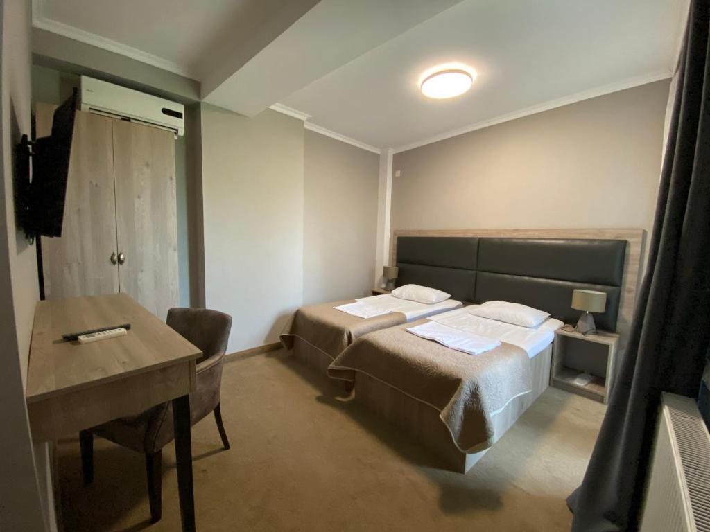 Двухместный (Двухместный номер с 1 кроватью или 2 отдельными кроватями и балконом) отеля Понте, Кутаиси