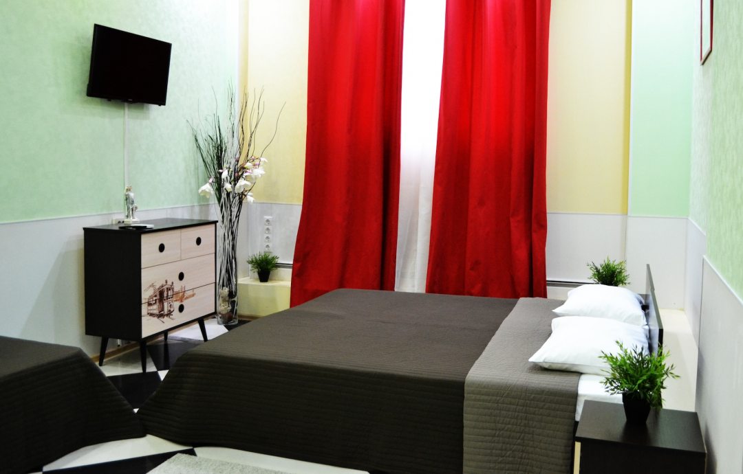 Трехместный (Комфорт с одной двуспальной и одной односпальной кроватями) мини-отеля Пафос на Таганке, Москва
