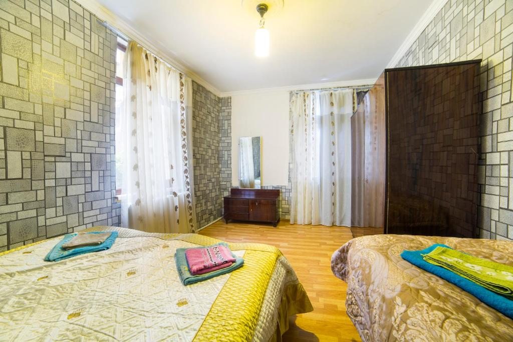 Трехместный (Трехместный номер с основными удобствами и общей ванной комнатой) гостевого дома Анастасия, Боржоми