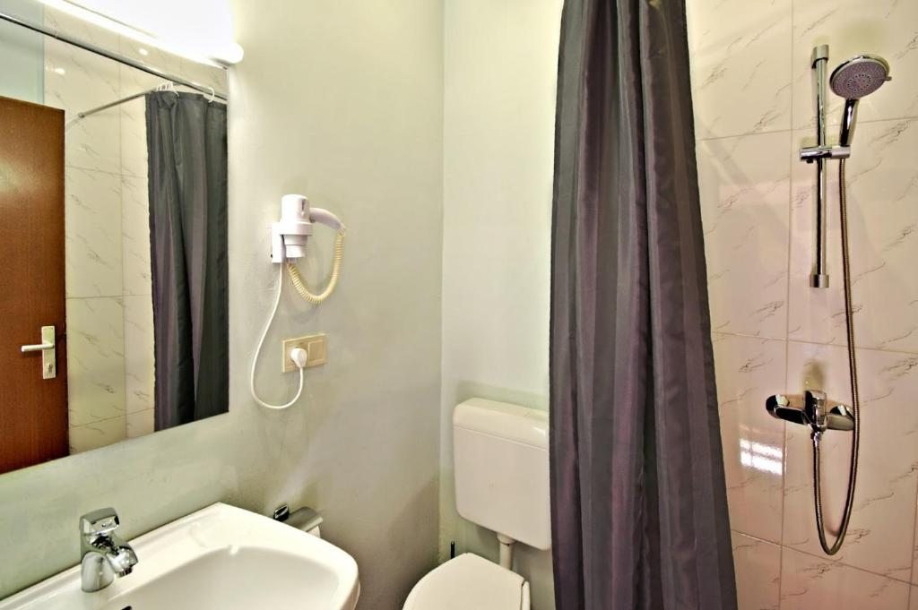 Двухместный (Бюджетный двухместный номер с 1 кроватью или 2 отдельными кроватями) отеля Alpina, Гудаури