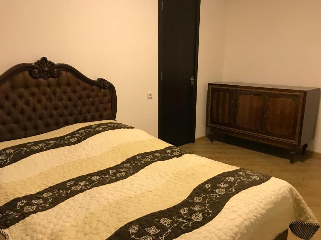 Двухместный (Двухместный номер с двуспальной кроватью и дополнительной кроватью) гостевого дома На Гогебашвили 5, Боржоми