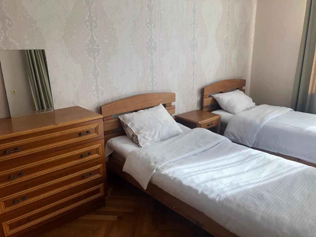 Двухместный (Двухместный номер с 2 отдельными кроватями и общей ванной комнатой) отеля Dachi, Степанцминда