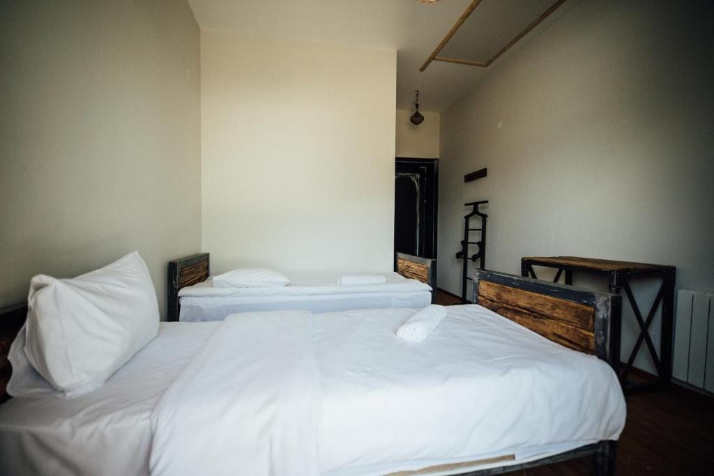Двухместный (Двухместный номер с 2 отдельными кроватями и балконом) отеля Green Sheep, Степанцминда