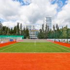 Теннисный корт, Гостиница Тан