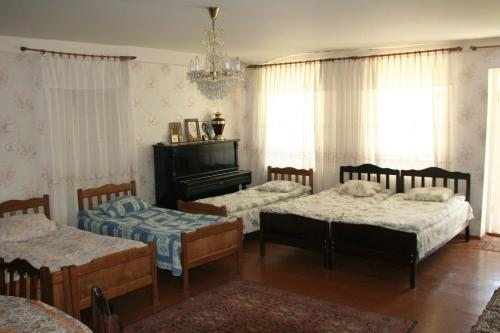 Номер (Кровать в общем номере для мужчин и женщин с 8 кроватями) гостевого дома Nazi, Степанцминда