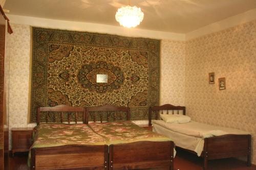 Номер (Кровать в общем 6-местном номере) гостевого дома Nazi, Степанцминда