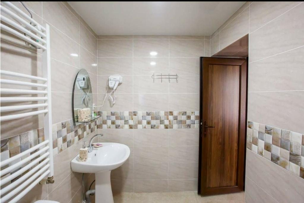 Двухместный (Двухместный номер с 2 отдельными кроватями и собственной ванной комнатой) гостевого дома Сандро, Степанцминда