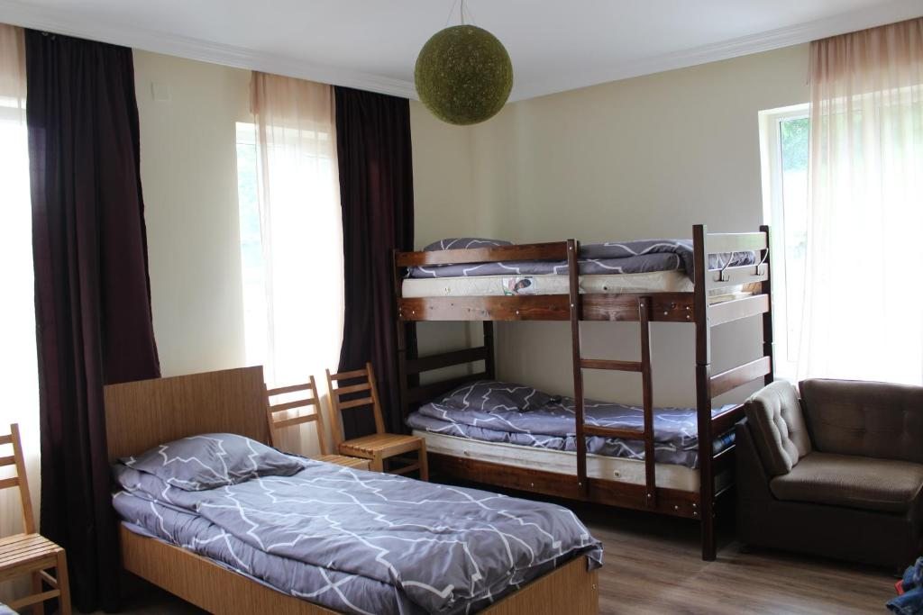 Номер (Кровать в общем номере с 4 кроватями) хостела Штабквартира Нове Суджашвили, Степанцминда