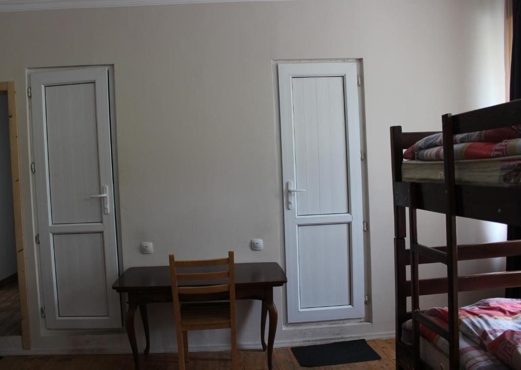 Номер (Кровать в общем 8-местном номере) хостела Штабквартира Нове Суджашвили, Степанцминда