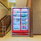 В зоне ресепшен для гостей прохладительные напитки и снеки