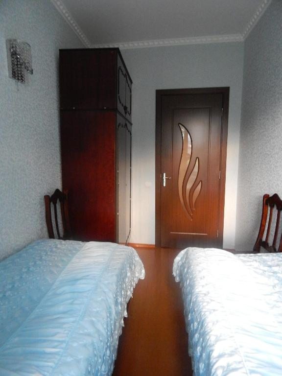 Двухместный (Двухместный номер с 1 кроватью или 2 отдельными кроватями, общая ванная комната) гостевого дома Ineza's, Степанцминда