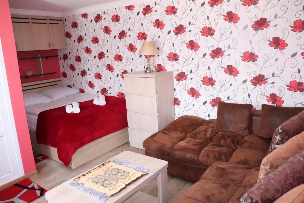 Двухместный (Двухместный номер с двуспальной кроватью и дополнительной кроватью) гостевого дома Keti Ciklauri, Степанцминда