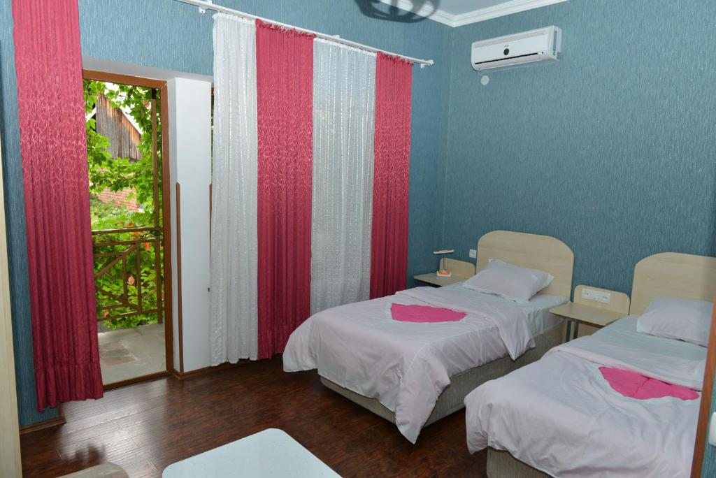 Двухместный (Двухместный номер с 2 отдельными кроватями и балконом) отеля Турист, Ахалцихе