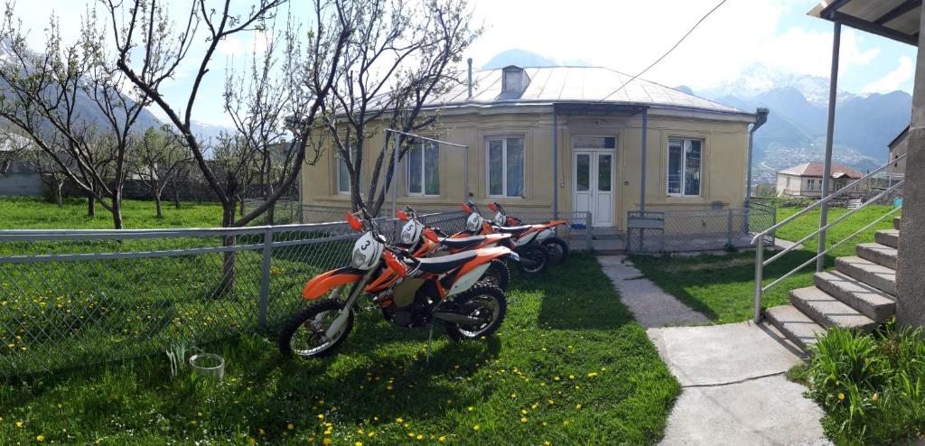 Семейный (Семейный номер с видом на горы) гостевого дома Kushashvili 7 Sisters, Степанцминда