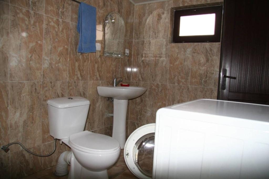 Двухместный (Двухместный номер с 2 отдельными кроватями и общей ванной комнатой) гостевого дома Maia's, Степанцминда