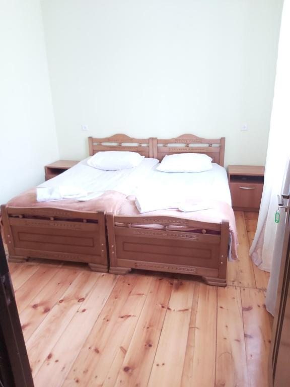 Двухместный (Двухместный номер с 1 кроватью или 2 отдельными кроватями и собственной ванной комнатой) гостевого дома Maiko, Степанцминда