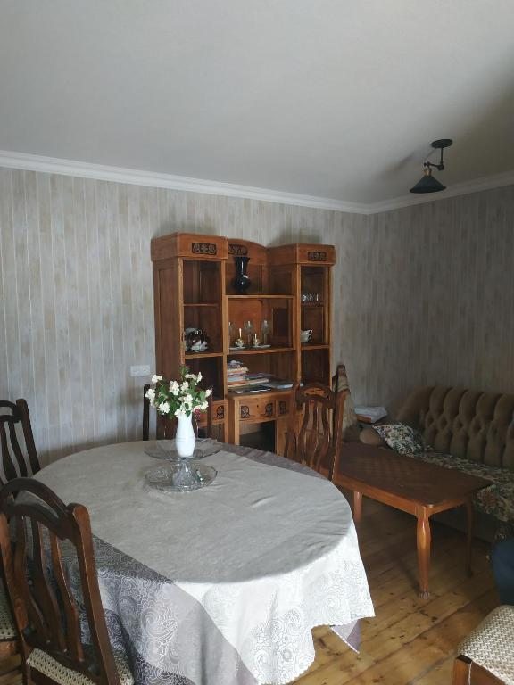 Трехместный (Трехместный номер с собственной ванной комнатой) гостевого дома Mount Guest, Степанцминда