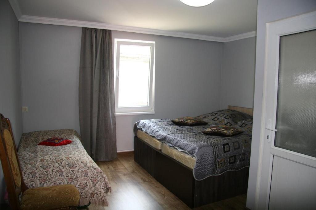 Двухместный (Бюджетный двухместный номер с 1 кроватью или 2 отдельными кроватями) гостевого дома Нино, Степанцминда