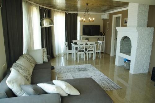 Апартаменты (Пентхаус с 3 спальнями, террасой и сауной, вид на море) отеля Mgzavrebi Batumi-Gonio, Гонио