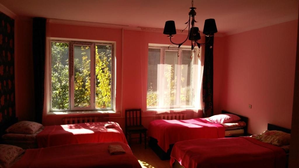 Трехместный (Стандартный трехместный номер) гостевого дома Red Stone, Степанцминда