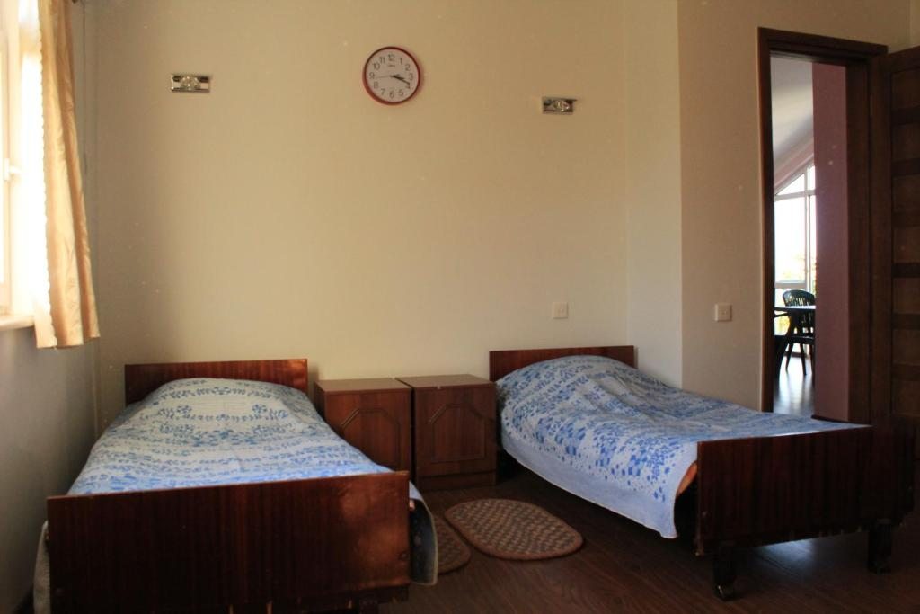 Трехместный (Трехместный номер с основными удобствами и общей ванной комнатой) гостевого дома Batumi Green Cape, Махинджаури