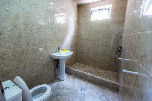 Двухместный (Двухместный номер с 2 отдельными кроватями и собственной ванной комнатой) гостевого дома Санапиро, Телави