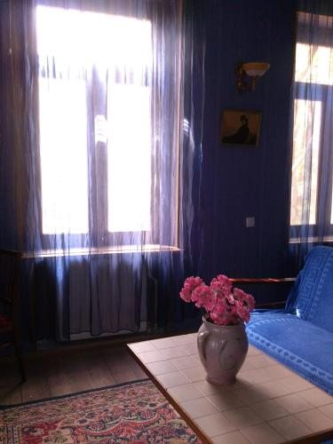 Трехместный (Трехместный номер с балконом) гостевого дома Эвдошвили 5, Сигнахи