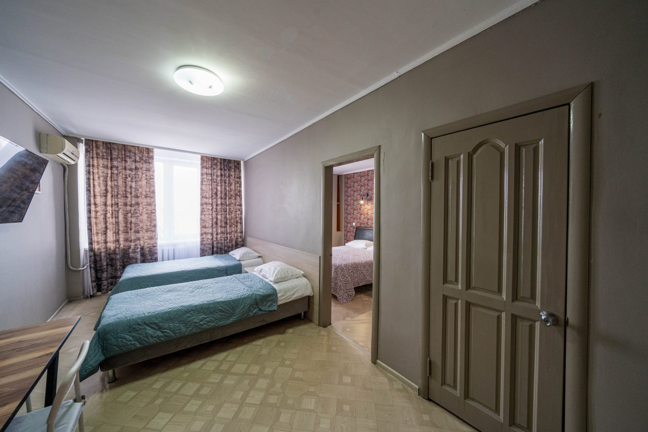 Двухкомнатный номер с 2-сп кроватью и двумя 1-сп