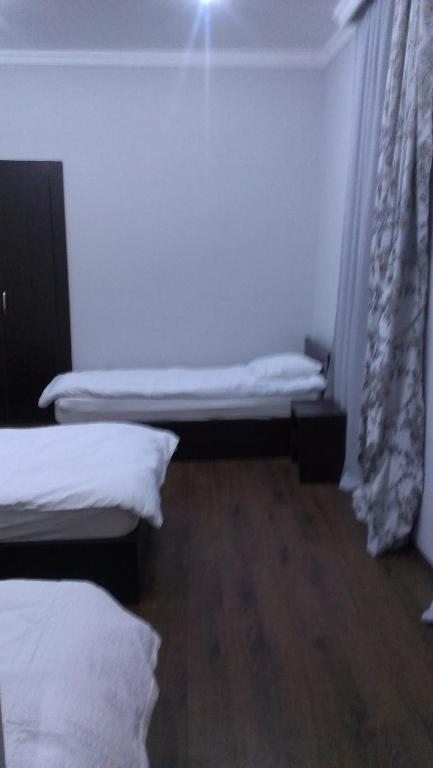 Двухместный (Двухместный номер с 2 отдельными кроватями и общей ванной комнатой) гостевого дома Местиа 32