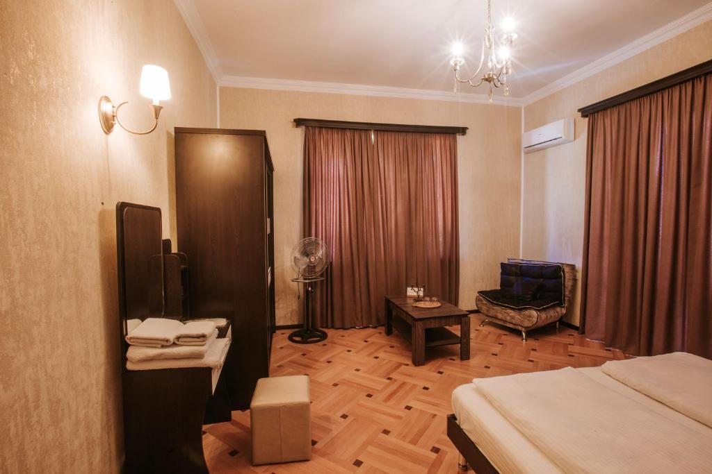 Двухместный (Двухместный номер с 1 кроватью и собственной ванной комнатой вне номера) гостевого дома Neli & Zaal, Телави