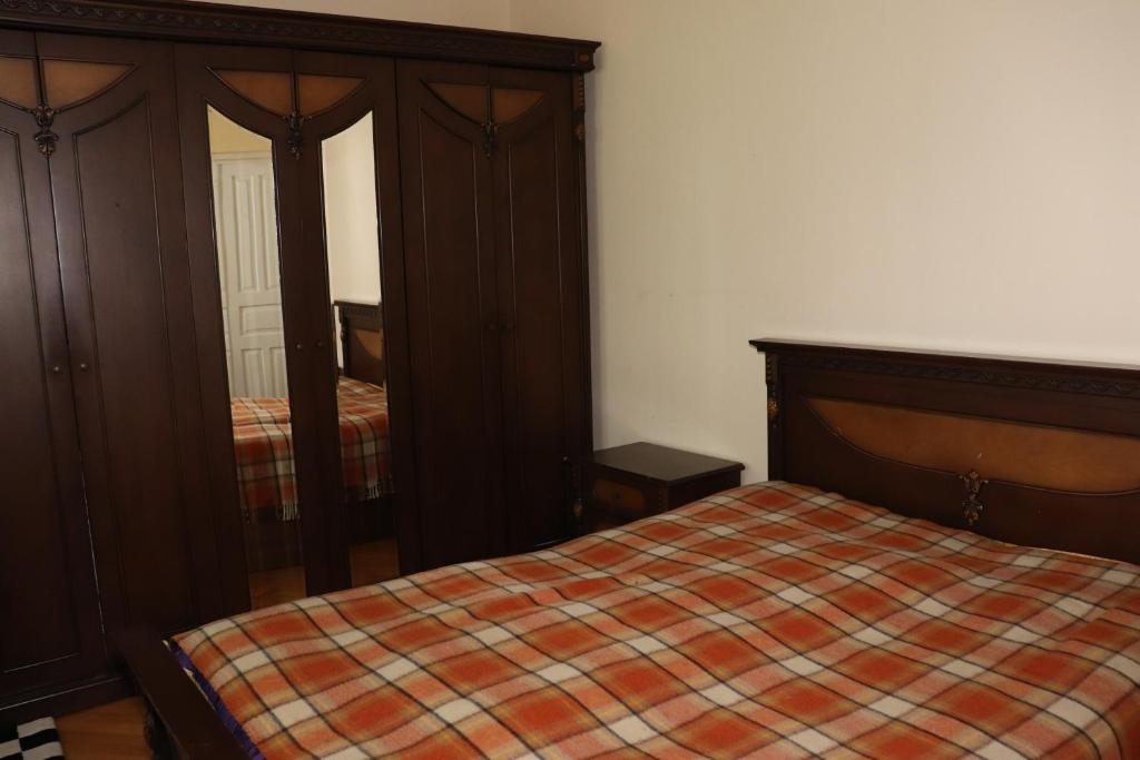 Трехместный (Трехместный номер с основными удобствами и общей ванной комнатой) гостевого дома Джемал, Махинджаури