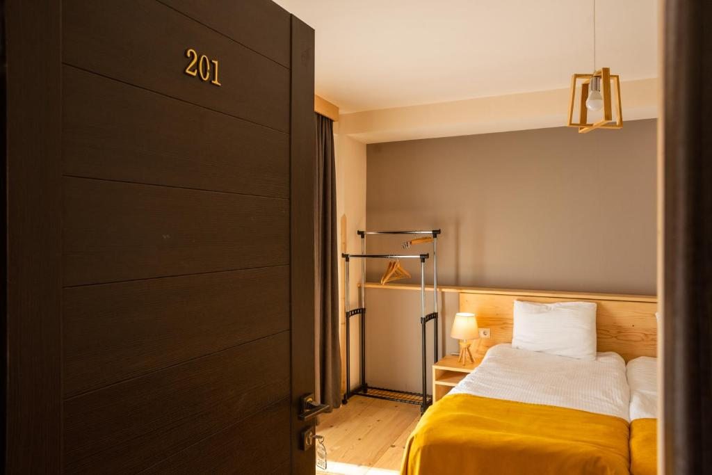Двухместный (Двухместный номер с 1 кроватью или 2 отдельными кроватями и балконом) отеля Старый дом, Местиа