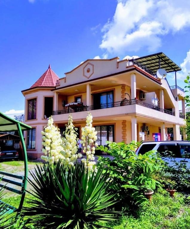 Трехместный (Роскошный трехместный номер) гостевого дома MaxinJauri, Махинджаури