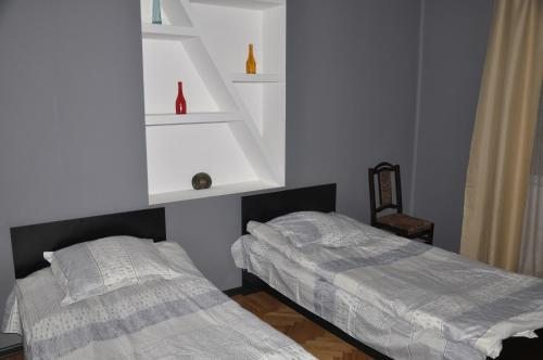 Двухместный (Двухместный номер с 2 отдельными кроватями и общей ванной комнатой) гостевого дома Тин-Тина, Телави
