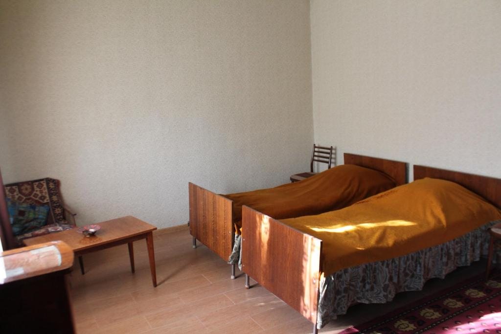 Трехместный (Трехместный номер с основными удобствами и общей ванной комнатой) гостевого дома TLT, Телави