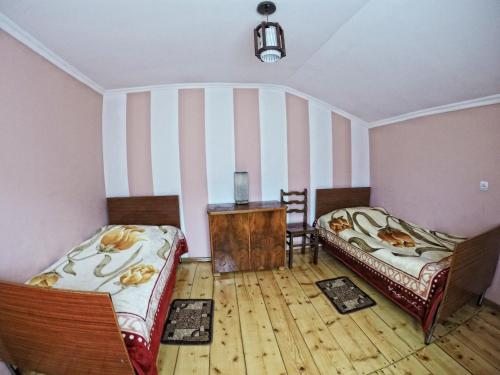 Двухместный (Двухместный номер с 1 кроватью или 2 отдельными кроватями, вид на горы) гостевого дома Mestia Valeris, Местиа