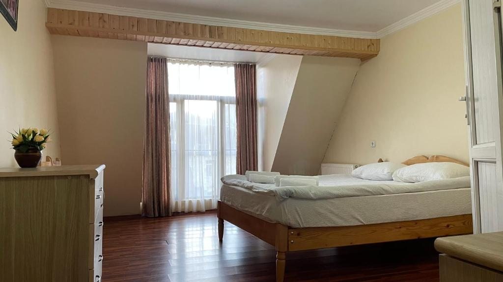 Двухместный (Двухместный номер с 1 кроватью или 2 отдельными кроватями и собственной ванной комнатой) гостевого дома Mestiatour, Местиа