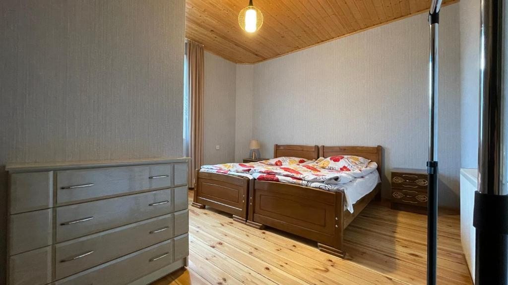 Двухместный (Двухместный номер с 2 отдельными кроватями и общей ванной комнатой) гостевого дома Mestiatour, Местиа