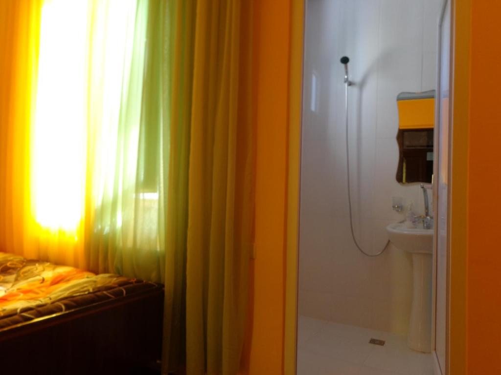 Двухместный (Двухместный номер с 1 кроватью или 2 отдельными кроватями и собственной ванной комнатой) гостевого дома Белый, Махинджаури