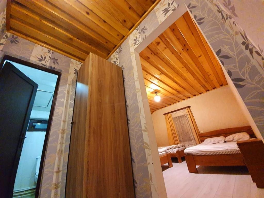 Семейный (Cемейный номер с собственной ванной комнатой) гостевого дома Нино Ратиани, Местиа
