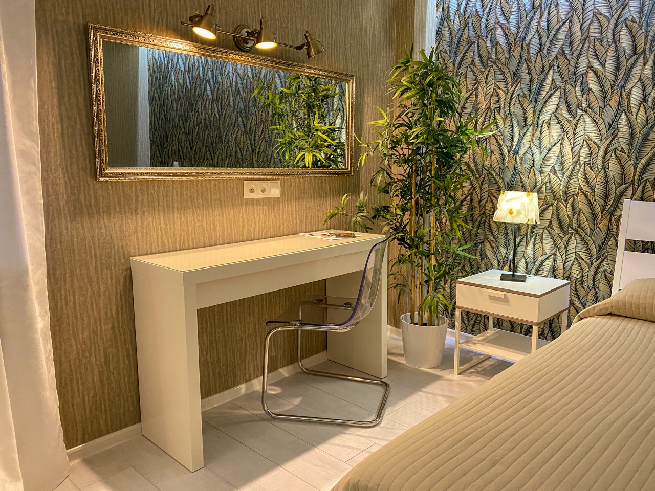 Номер категории «Джуниор сюит»
Косметический стол