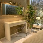 Номер категории «Джуниор сюит»
Косметический стол