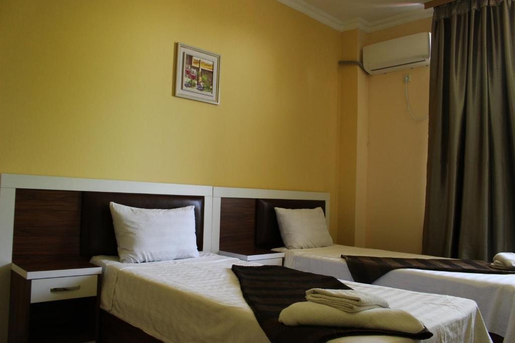 Двухместный (Стандартный двухместный номер с 2 отдельными кроватями и балконом) отеля Золотое Руно, Уреки