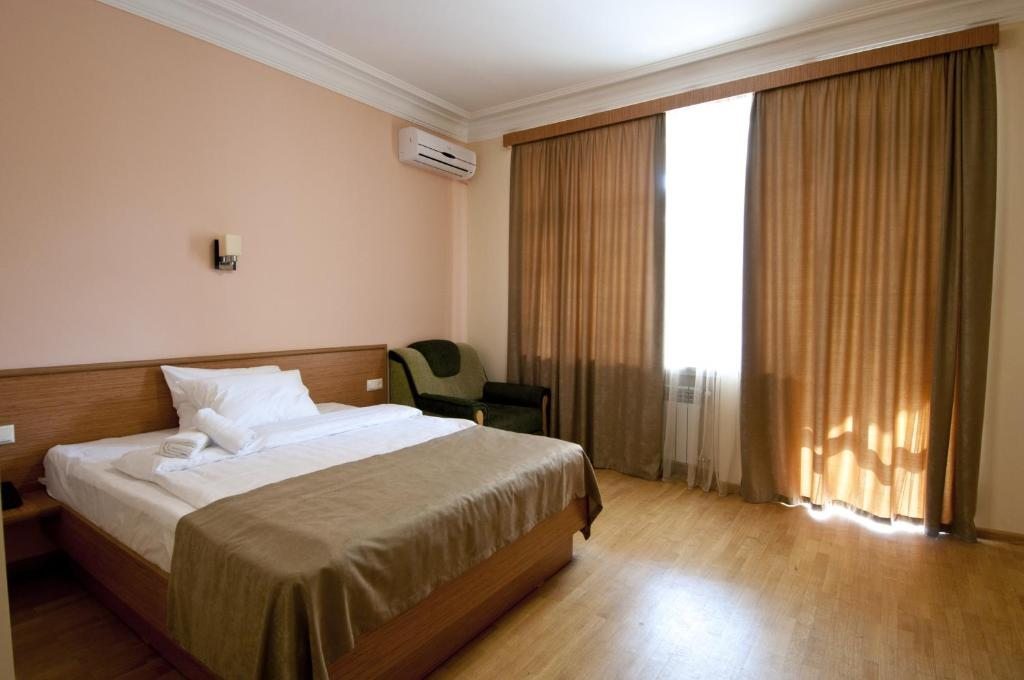 Двухместный (Двухместный номер Делюкс с 1 кроватью и балконом) отеля Albert House, Ереван