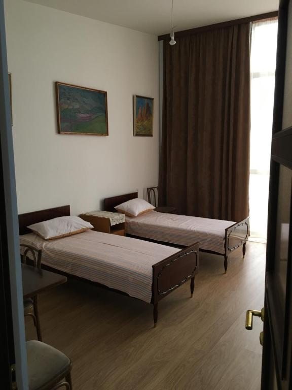 Двухместный (Просторный двухместный номер с 2 отдельными кроватями) гостевого дома Art, Ереван